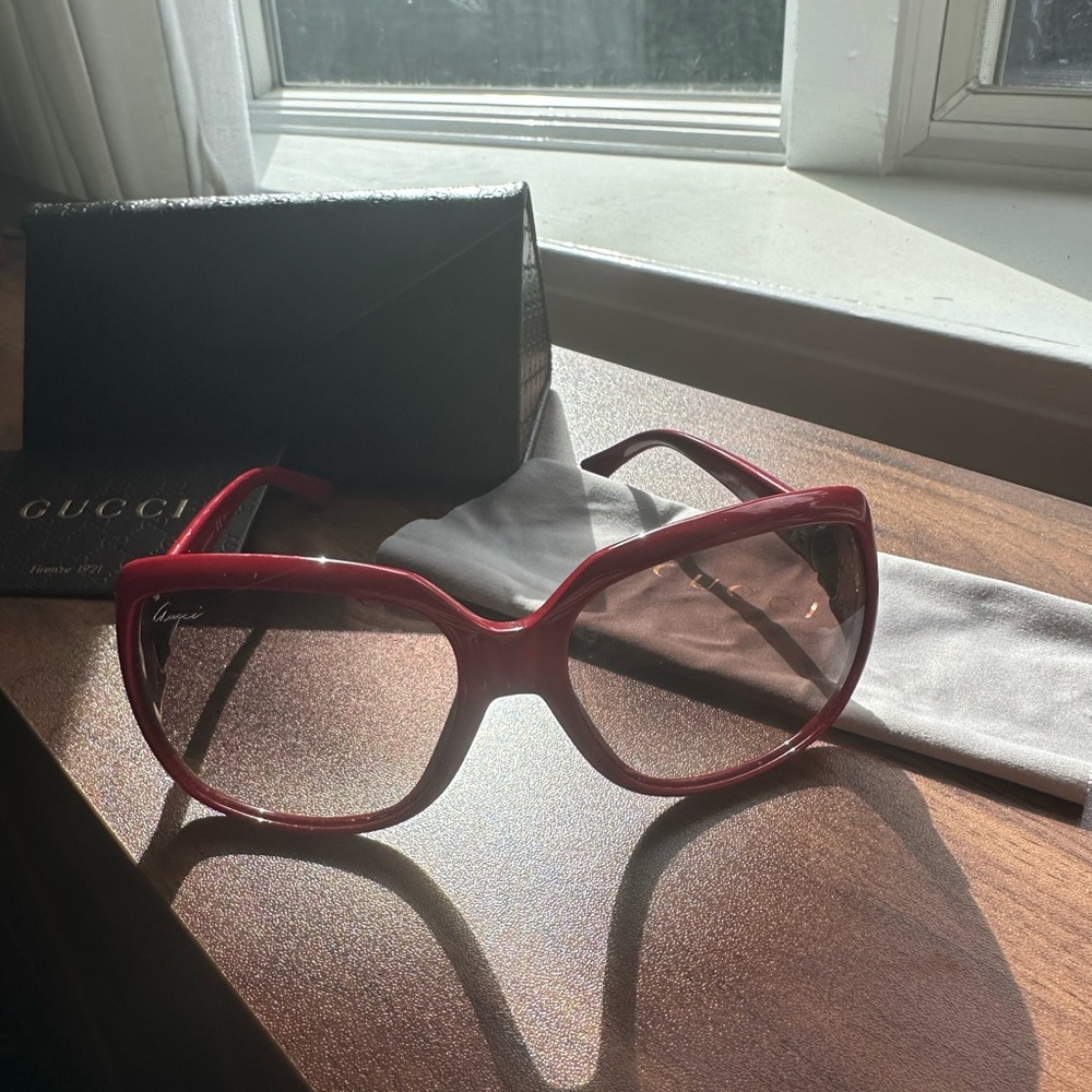 NEW NEVER WORN Gucci Red Square Sunglasses Glossy Finish